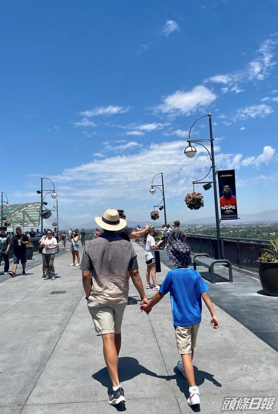 李炳憲與家人到美國環球影城。